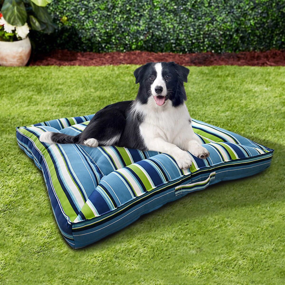 Medium Weatherproof Polyester Indoor/Outdoor Dog Bed